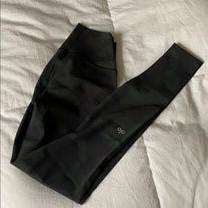 Alo Yoga High Waist Vapor Legging - camo